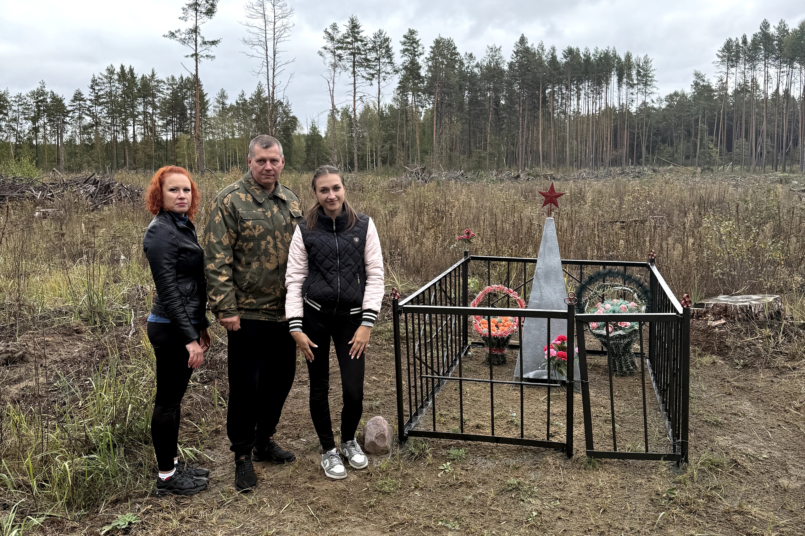 Судебные исполнители из Калинковичей благоустроили могилу неизвестного солдата
