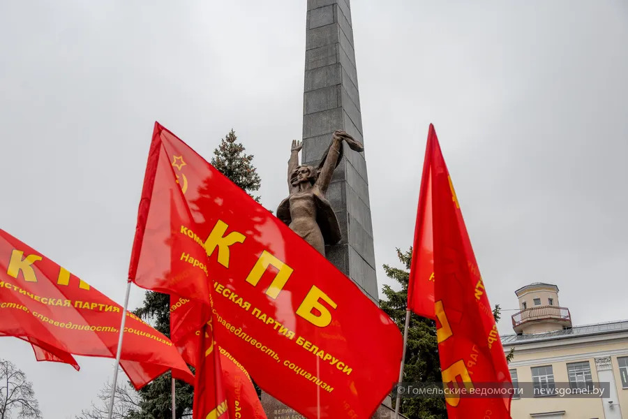 В Гомеле возложили цветы к памятнику героям-комсомольцам